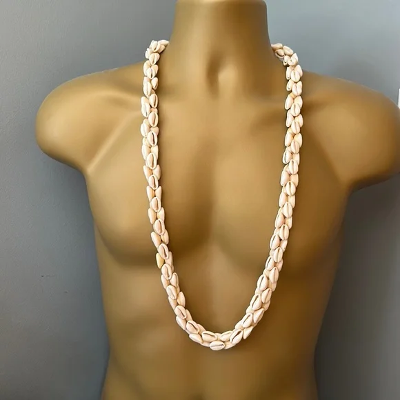Vintage Hawaiian Round Cowrie Lei - Picture 1 of 8